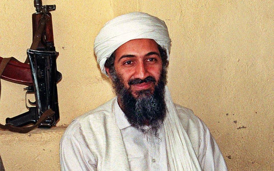 Über Jahre war er der meistgesuchte Mann des Planeten: Osama bin Laden, aus Saudi-Arabien stammender Terrorist. Bin Laden gründete die Terrororganisation al-Qaida, galt als Verantwortlicher der Terroranschläge auf die Botschaften der Vereinigten Staaten in Daressalam und Nairobi 1998 und des Terrorangriffs vom 11. September 2001. (Bild: AFP via Getty Images)