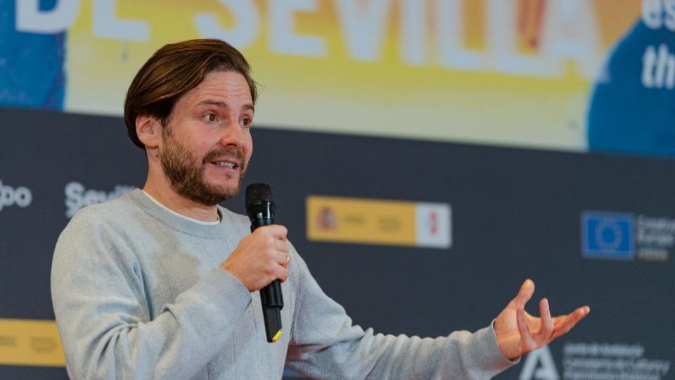 Daniel Brühl presentando su filme en un festival de cine en Sevilla.