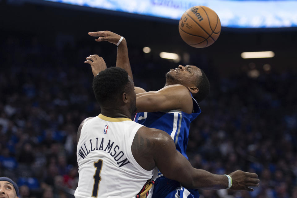 New Orleans Pelicans forward Zion Williamson (1) defends against Sacramento Kings guard De'Aaron Fox, right, who was driving to the basket in the first quarter of an NBA basketball game in Sacramento, Calif., Monday, Dec. 4, 2023. (AP Photo/José Luis Villegas)