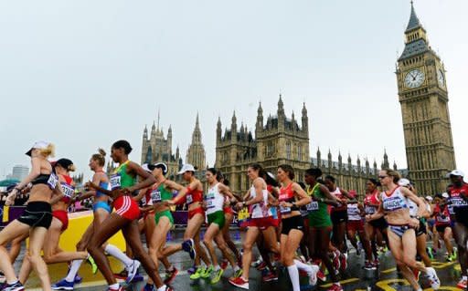 Las competidoras de la maratón olímpica pasan por delante del icónico Big Ben y el Palacio de Westiminster, este domingo en una de las principales pruebas atléticas. (AFP | Daniel Garcia)