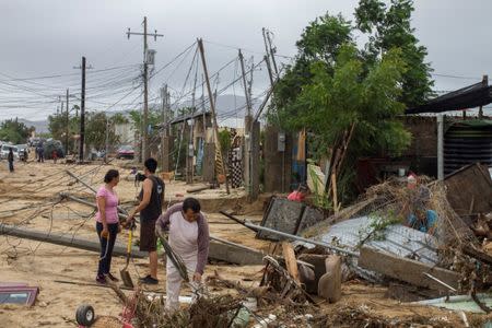 Residents remove debris in the aftermath of Tropical Storm Lidia in Los Cabos, Mexico, September 1, 2017. REUTERS/Fernando Castillo