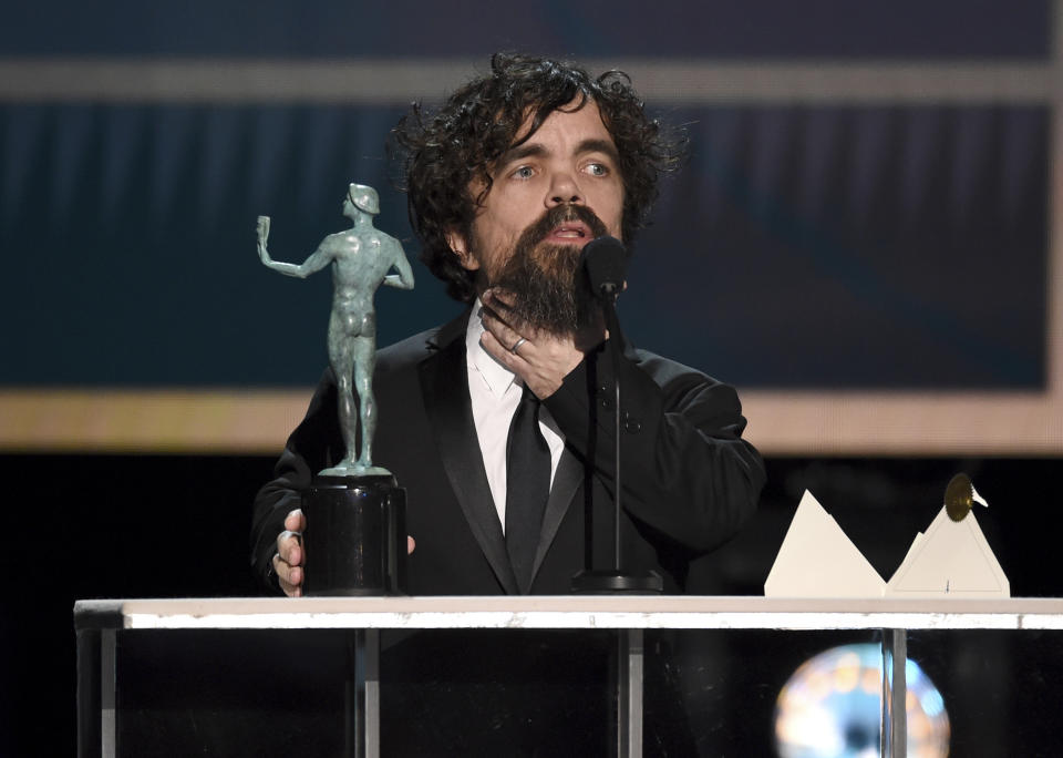 Peter Dinklage recibe el Premio SAG al mejor actor en una serie de drama por "Game of Thrones", el domingo 19 de enero del 2020 en Los Angeles. (AP Foto/Chris Pizzello)