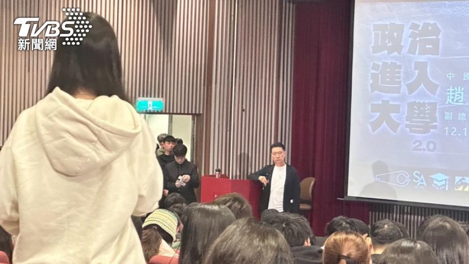 國民黨副總統候選人趙少康今（13）日晚赴政大演講。（圖／林至柔攝）