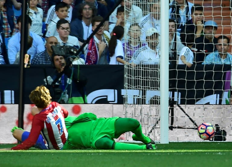 Atletico Madrid's Griezmann (L) scores a goal against Real Madrid at the Santiago Bernabeu stadium in Madrid on April, 8, 2017