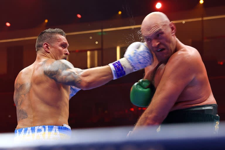 El ucraniano Oleksandr Usyk golpea a Tyson Fury durante la pelea del sábado pasado