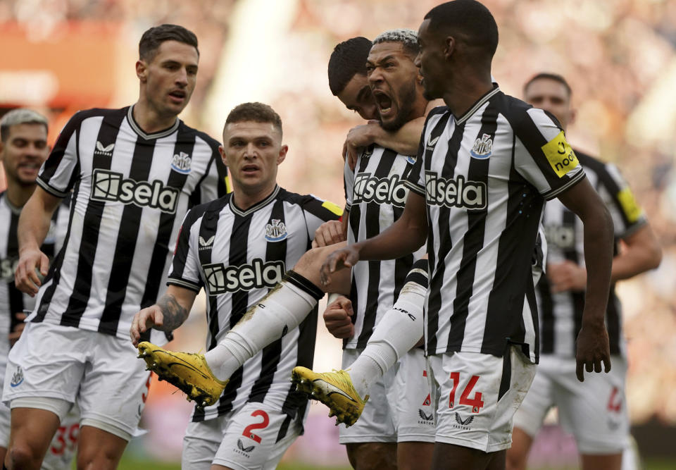 Joelinton del Newcastle United celebra con sus compañeros tras el autogol con el que abrieron el marcador en la victoria ante el Sunderland en la tercera ronda de la Copa FA el sábado 6 de enero del 2024. (Owen Humphreys/PA via AP)