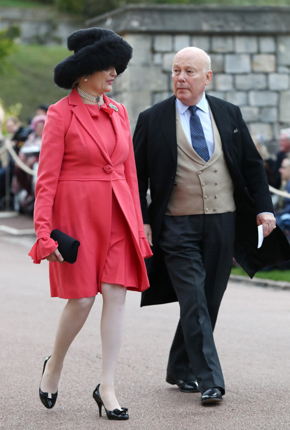Julian Fellowes walks alongside wife <span>Emma Joy Kitchener. </span>(Photo: Getty Images)
