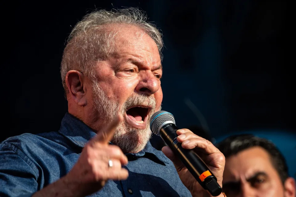 S&#xc3;O PAULO, SP, 01.05.2022 - ATO/1&#xba; DE MAIO/CENTRAIS SINDICAIS/SP - O ex-presidente Luiz In&#xe1;cio Lula da Silva durante a ato do 1&#xb0; de Maio, Dia do Trabalho, em frente ao est&#xe1;dio do Pacaembu, na zona oeste da capital paulista, neste domingo (1&#xba;). (Foto: Bruno Santos/Folhapress)