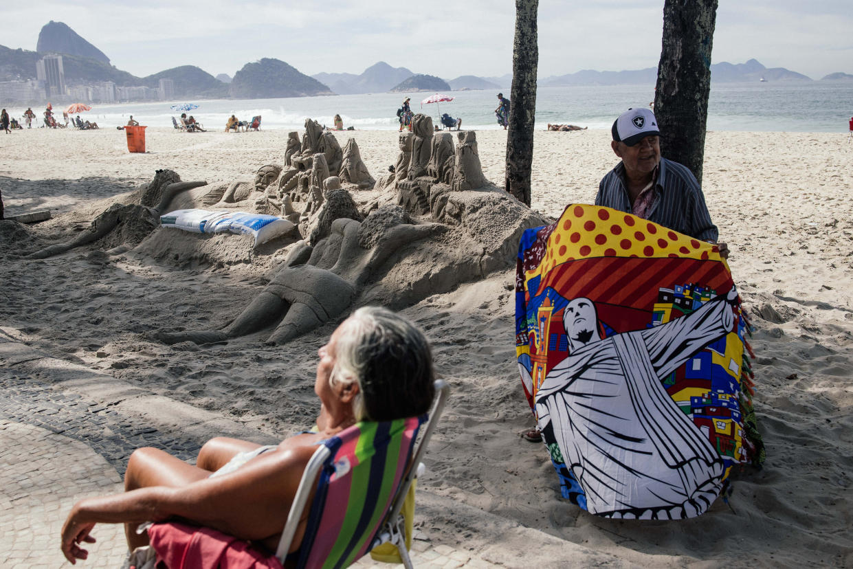 Una estatua de Ayrton Senna, el legendario piloto de carreras brasileño, junto a la playa de Copacabana en Río de Janeiro, el 21 de mayo de 2023. (Ian Cheibub/The New York Times)