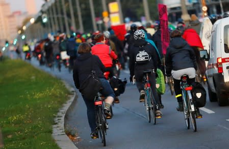 Activistas climáticos y partidarios del grupo Extinción Rebelión asisten a un desfile de bicicletas en una primera ola de "desobediencia civil" en Berlín, Alemania