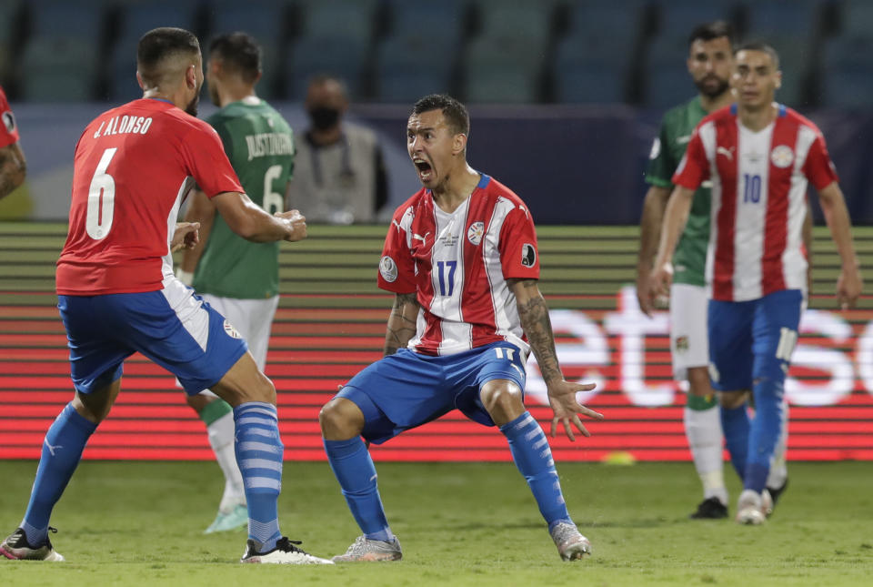 Alejandro "Kaku" Romero (centro), de la selección de Paraguay, festeja tras anotar ante Bolivia en un encuentro de la Copa América efectuado el lunes 14 de junio de 2021 en Goiania, Brasil (AP Foto/Eraldo Peres)