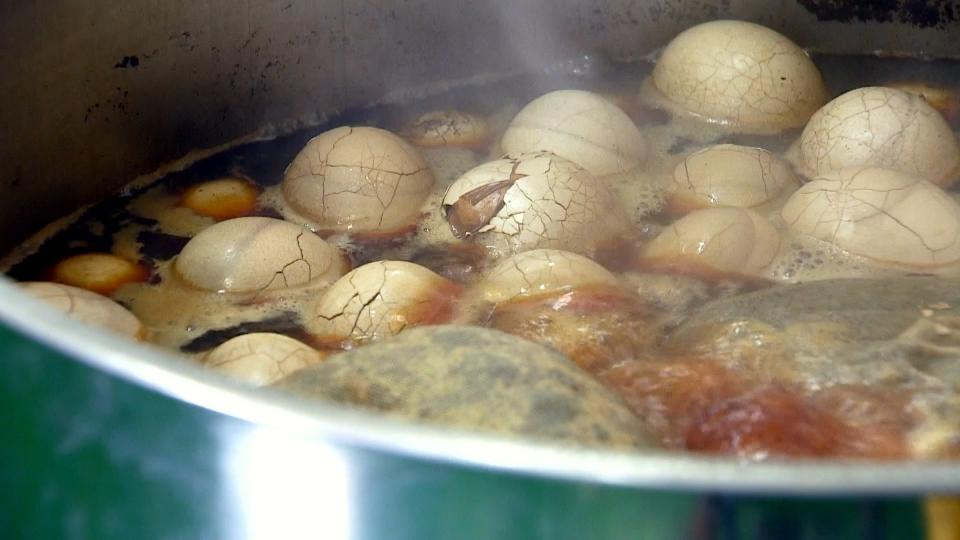 現今物價上漲，連庶民美食茶葉蛋也要漲。（圖／東森新聞）