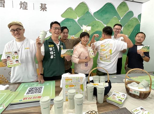 蔡培慧舉行「競選募款小物記者會」，讓全台灣的民眾都能看見南投在地青年的設計力及研發力。（楊靜茹攝）