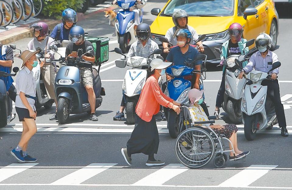 「行人交通安全設施條例」將提前於10月1日發布實施。（本報資料照片）