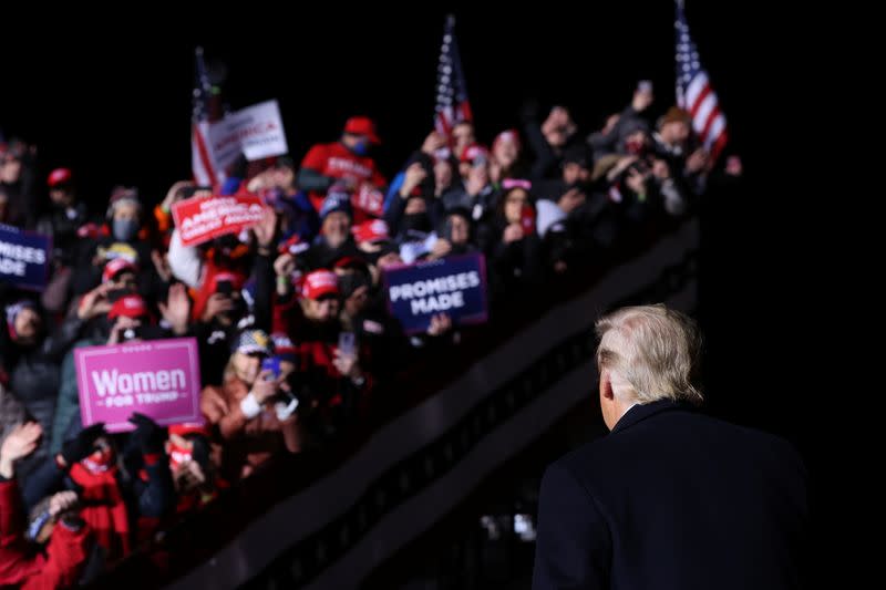 El presidente de los Estados Unidos, Donald Trump, ante sus partidarios en un mitin en el aeródromo de Eppley en Omaha, Nebraska, Estados Unidos