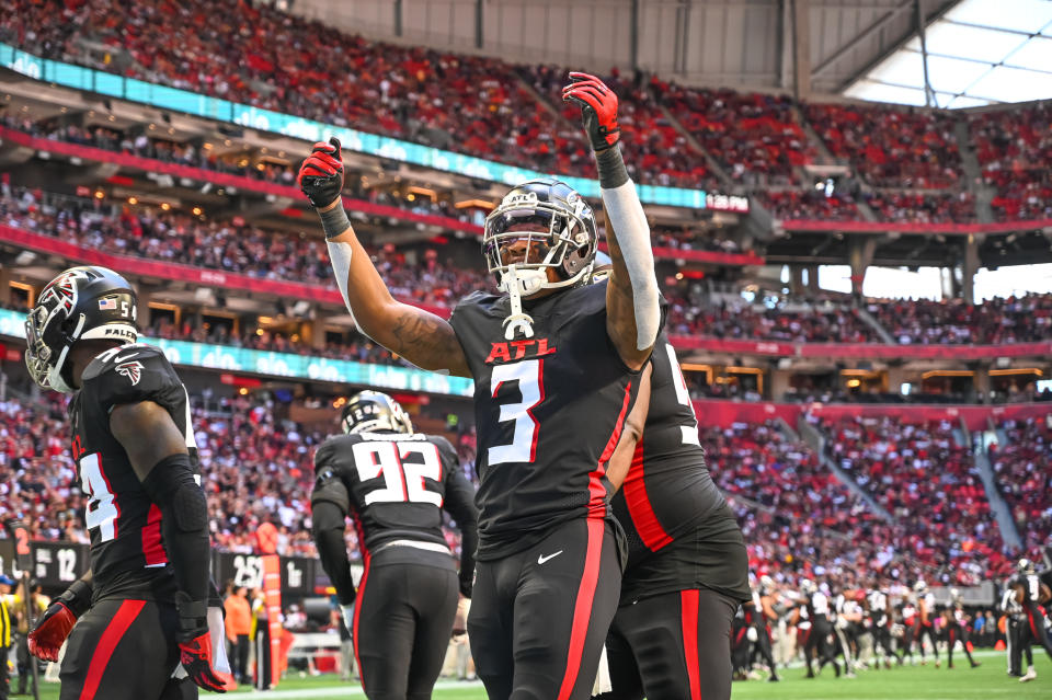 ATLANTA, GA - OCTOBER 02:  Atlanta Falcons linebacker Mykal Walker (3) celebrates with the crowd the NFL game between the Cleveland Browns and Atlanta Falcons on October 02, 2022, at Mercedes-Benz Stadium in Atlanta, Ga. (Photo by John Adams/Icon Sportswire via Getty Images)