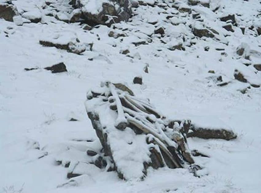 Cientos de huesos humanos se encuentran desperdigados en las cercanías del lago Roop Kund 