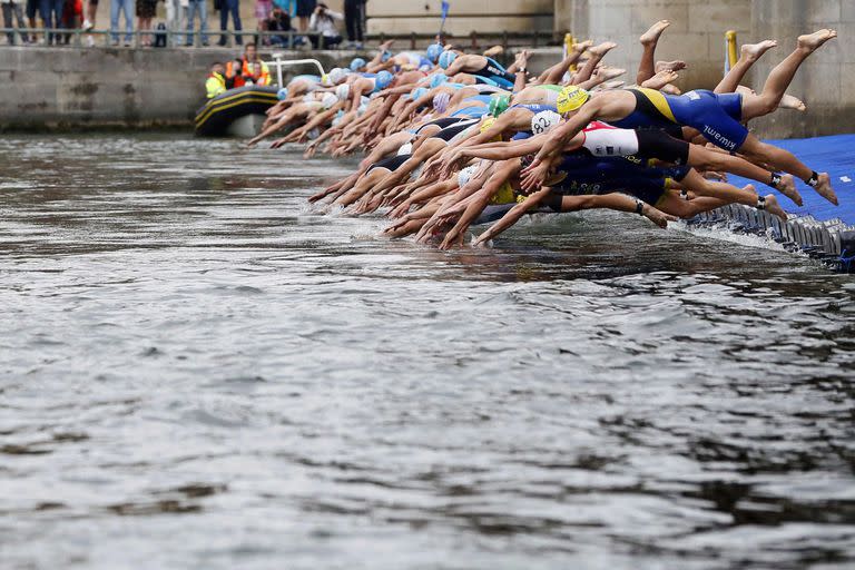 En esta foto de archivo tomada el 07 de julio de 2012 Atletas toman la salida de la carrera de natación en el río Sena durante la 6ª edición del triatlón de París el 7 de julio de 2012 en París.