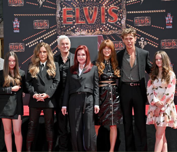 Presentación de 'Elvis', con Butler rodeado por Priscilla Presley, Lisa Marie Presley y las hijas de esta, entre otros.