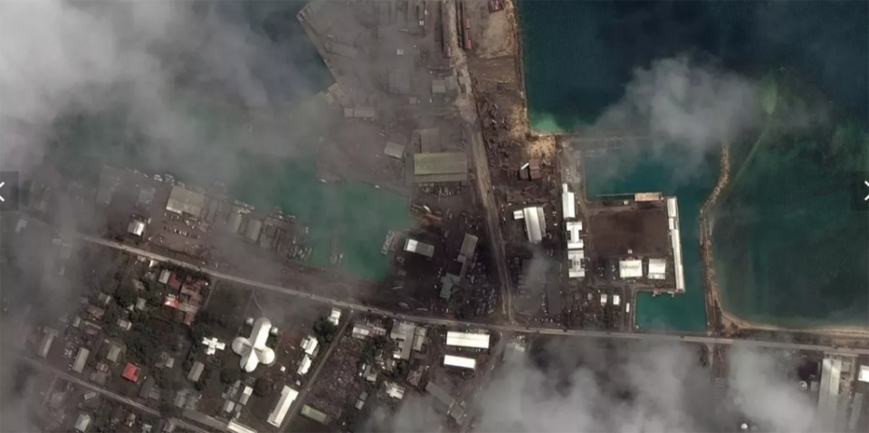 <span>Una imagen de satélite muestra la isla de Tonga después de la erupción del Hunga Tonga-Hunga Ha’apai. (Maxar)</span>