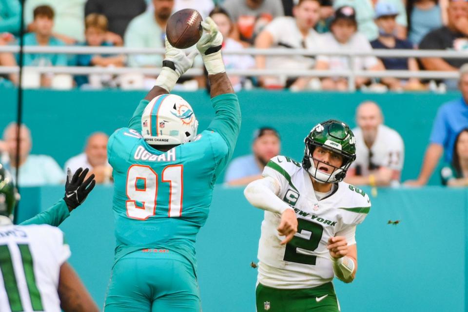 Miami Dolphins defensive end Emmanuel Ogbah (91) deflects an attempted pass by New York Jets quarterback Zach Wilson (2) in the fourth quarter of the NFL game against the New York Jets at Hard Rock Stadium in Miami Gardens, FL, on December 19, 2021. Final score, Miami Dolphins 31, New York Jets, 24.