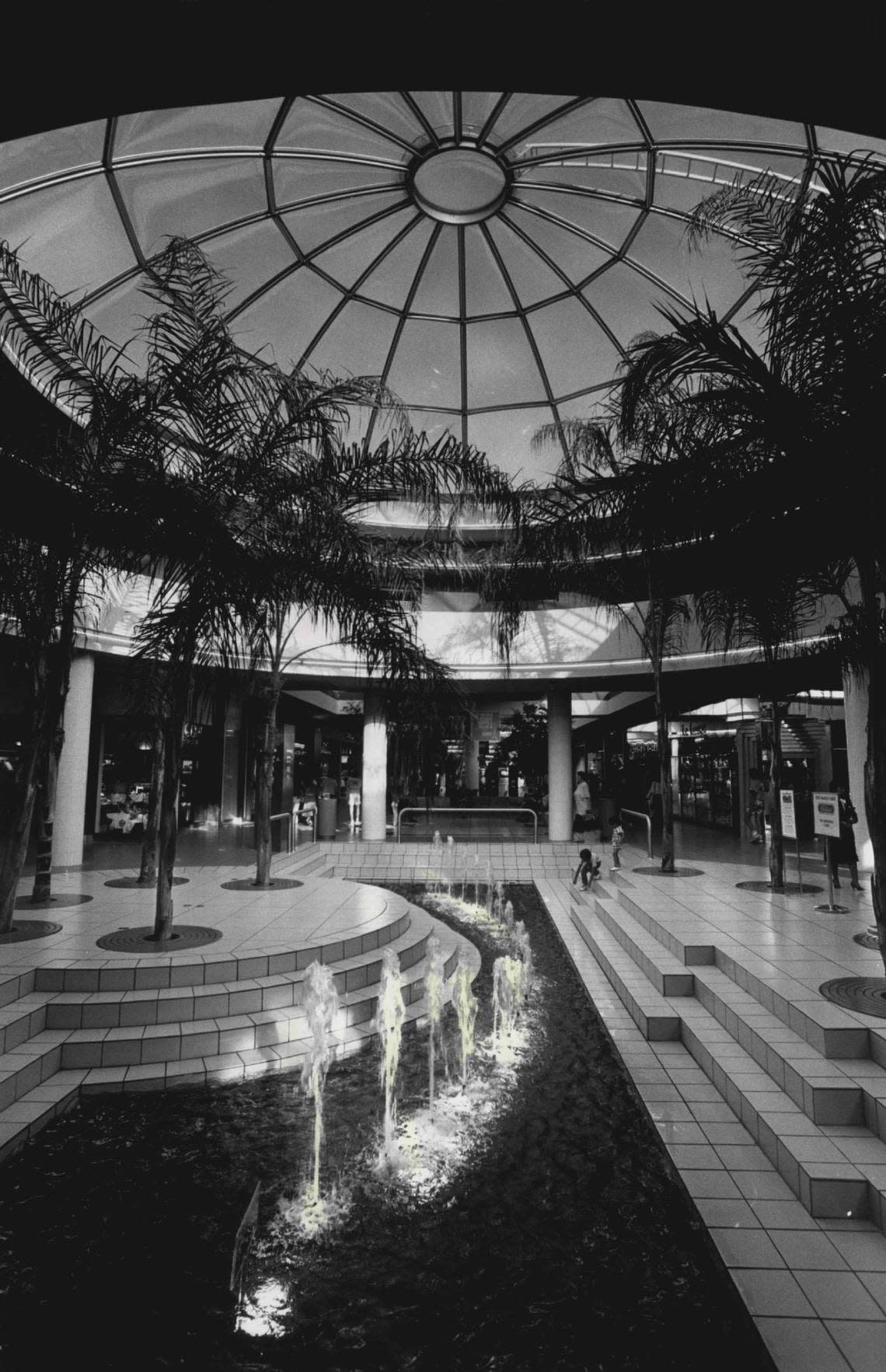 Dadeland Mall lobby fountain in 1987.