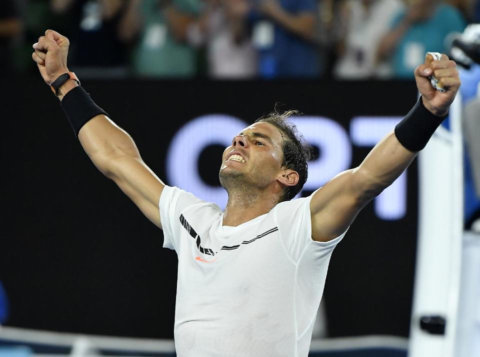 El español Rafael Nadal festeja su victoria sobre el francés Gael Monfils en la cuarta ronda del Abierto de Australia en Melbourne, el lunes 23 de enero de 2017. (AP Foto/Andy Brownbill)