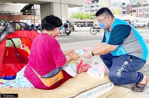 屏東縣府社工發送街友快篩試劑、口罩、民生物資及雨衣。（記者陳真攝）