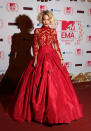 Ebenfalls ausladend, aber einige Nummern knalliger war das Kleid, das Rita Ora zu den European Music Awards trug. Obenrum aufwändig gearbeiteter Satin mit Spitze und Applikationen, untenrum eine geballte Ladung Taft – einfach ein Augenschmaus. (Bild: Wenn)