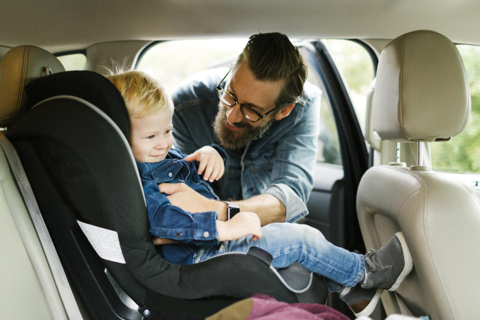 I genitori hanno due possibilità: acquistare un dispositivo di nuova generazione, o aggiungere al vecchio seggiolino un "cuscinetto" che ricordi loro la presenza del bambino a bordo. In entrambi i casi sono previsti sistemi collegati a un'app sul cellulare, previo collegamento al Bluetooth. I sensori segnalano immediatamente se il seggiolino è occupato oppure libero ed entrano in azione. Nel caso di uso di seggiolini con cuscinetto integrato, il sistema si basa sulla pressione: si individua cioè la presenza del bambino dal peso sul seggiolino. In questo caso è fondamentale l’indicazione del peso minimo e massimo. Esistono anche sistemi non collegati allo smartphone, che hanno un funzionamento semplice: appena si spegne il motore, l’apparecchio emette un suono, che dovrebbe ricordare al genitore di stare attento a non lasciare il bambino. Per comprarli basta navigare su Internet e cercare la soluzione più congeniale alle proprie esigenze.