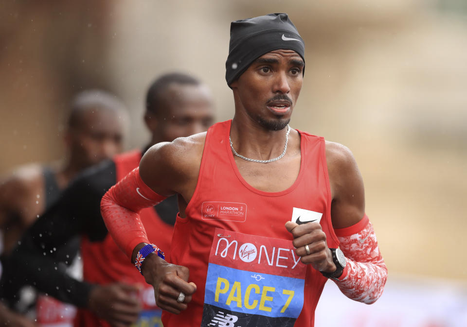 ARCHIVO - Foto del 4 de octubre del 2020 el británico Mo Farah participa en el Maratón de Londres. El lunes 11 de julio del 2022, Farah revela en un documental que llegó al Reino Unido con un nombre falso cuando era niño. (Adam Davy/Pool via AP, Archivo)