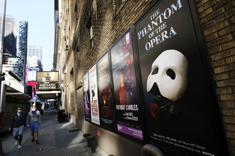 Carteles de espectáculos de Broadway aparecen afuera del teatro Richard Rodgers 