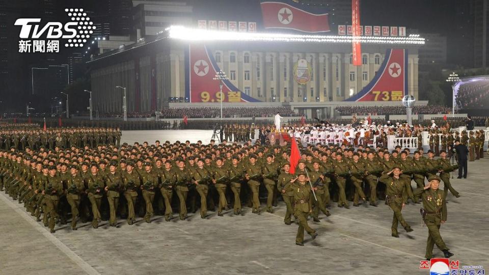 走過平壤廣場接受檢閱的北韓人民軍。（圖/達志影像美聯社）