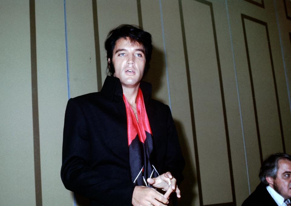 LAS VEGAS, NV - AUGUST 1: Rock and roll musician Elvis Presley during a press conference after his first performance at the International Hotel in Las vegas, Nevada on August 1, 1969. (Photo by Michael Ochs Archives/Getty Images)