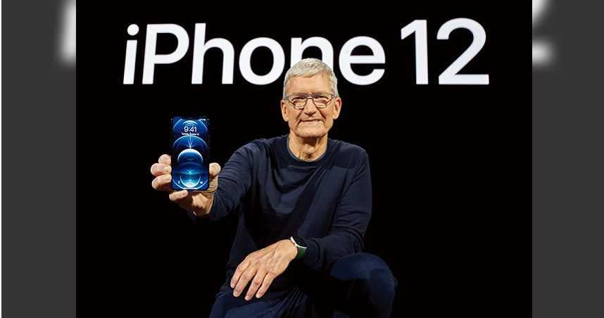 蘋果新機發表會上，執行長庫克展示iPhone 12 Pro。（圖／路透）