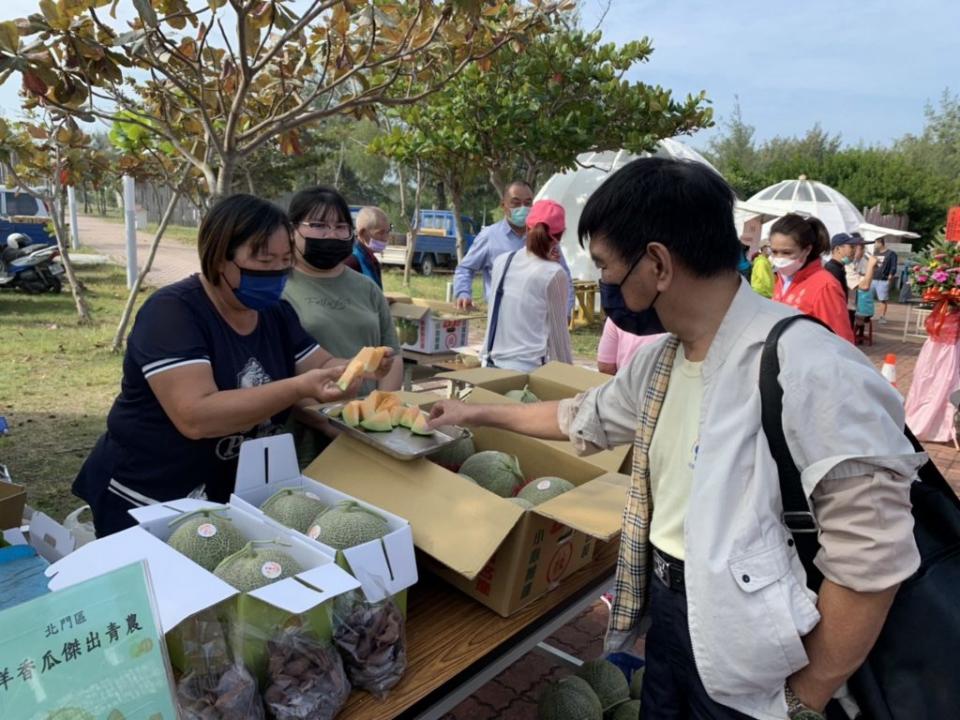 北門虱目魚之旅，吸引親子賞美景、品美食。（記者林相如攝）