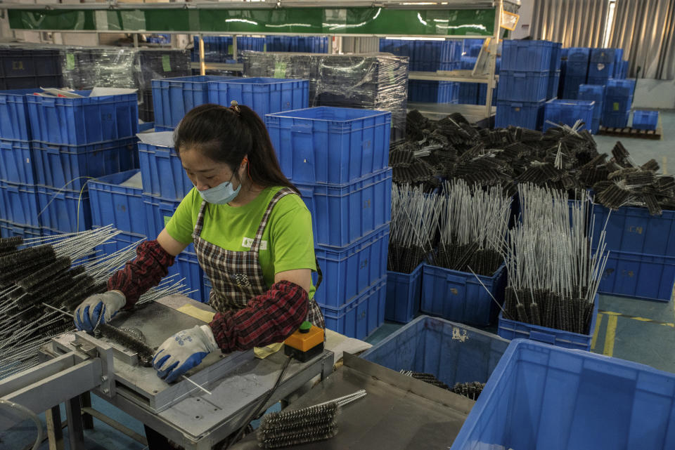 Un trabajador en la línea de producción de una fábrica de Velong Enterprises, un fabricante de equipos de cocina y parrillas en Cantón, China, el 27 de diciembre de 2022. (Gilles Sabrie/The New York Times)