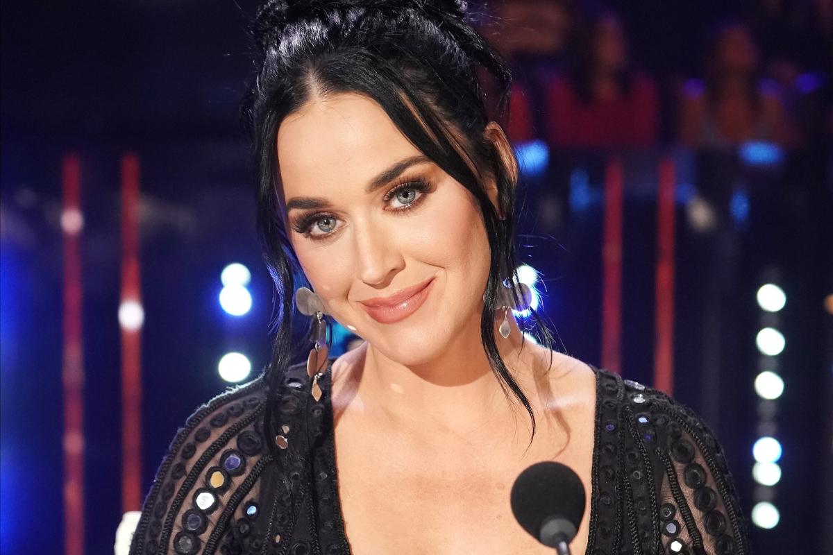 Katy Perry Gets Booed On American Idol For Telling Contestant To Go Easy On The Glitter 