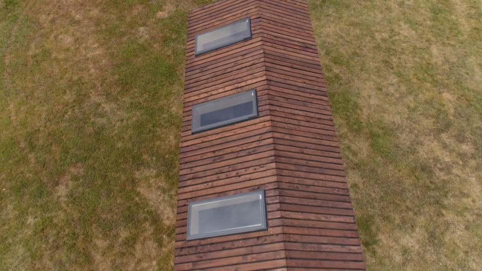 <p>El techo en voladizo es de madera de cedro y las piezas están ensambladas con un revestimiento OSB para evitar la penetración del agua. Unos tragaluces permiten además la entrada de luz natural en la vivienda. (Foto: <a rel="nofollow noopener" href="http://www.studiobuell.com" target="_blank" data-ylk="slk:Studio Buell;elm:context_link;itc:0;sec:content-canvas" class="link ">Studio Buell</a> / <a rel="nofollow noopener" href="http://www.newfrontiertinyhomes.com/orchid-tiny-house/" target="_blank" data-ylk="slk:New Frontier Tiny Homes;elm:context_link;itc:0;sec:content-canvas" class="link ">New Frontier Tiny Homes</a>). </p>