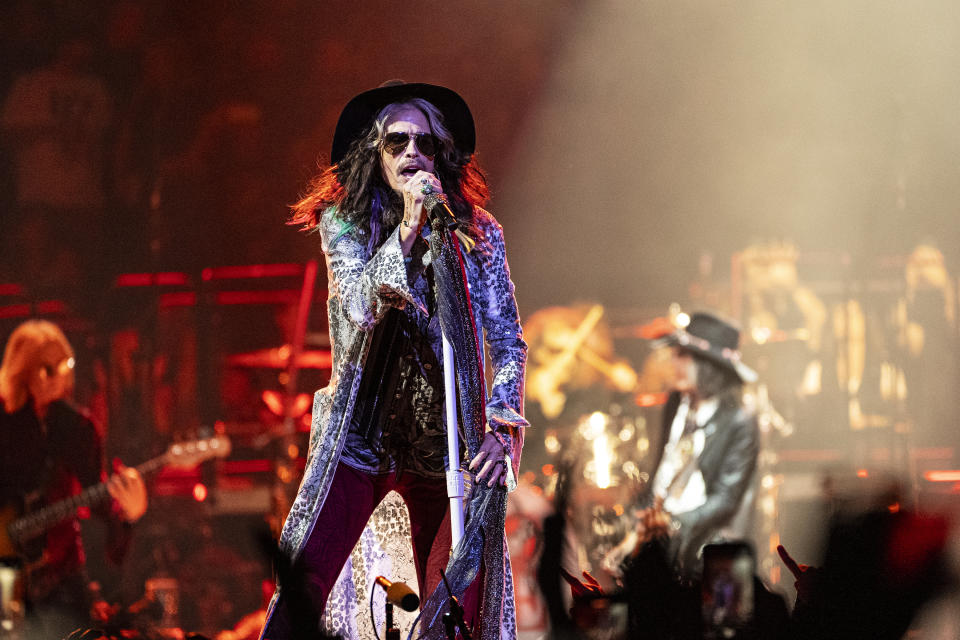 Steven Tyler de Aerosmith durante uno de sus conciertos de la gira "Peace Out: The Farewell Tour" el sábado 2 de septiembre de 2023, en Wells Fargo Center en Filadelfia. (Foto Amy Harris/Invision/AP)