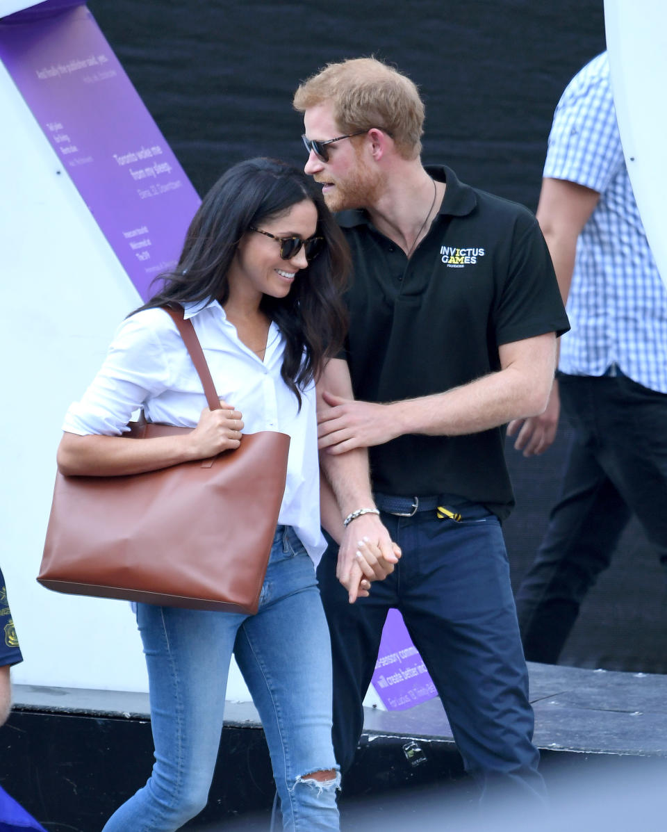 <p>Als Prinz Harry und Meghan Markle Händchen hielten, obwohl sich Royals mit ihren Gefühlen in der Öffentlichkeit normalerweise zurückhalten. (Bild: Getty Images) </p>