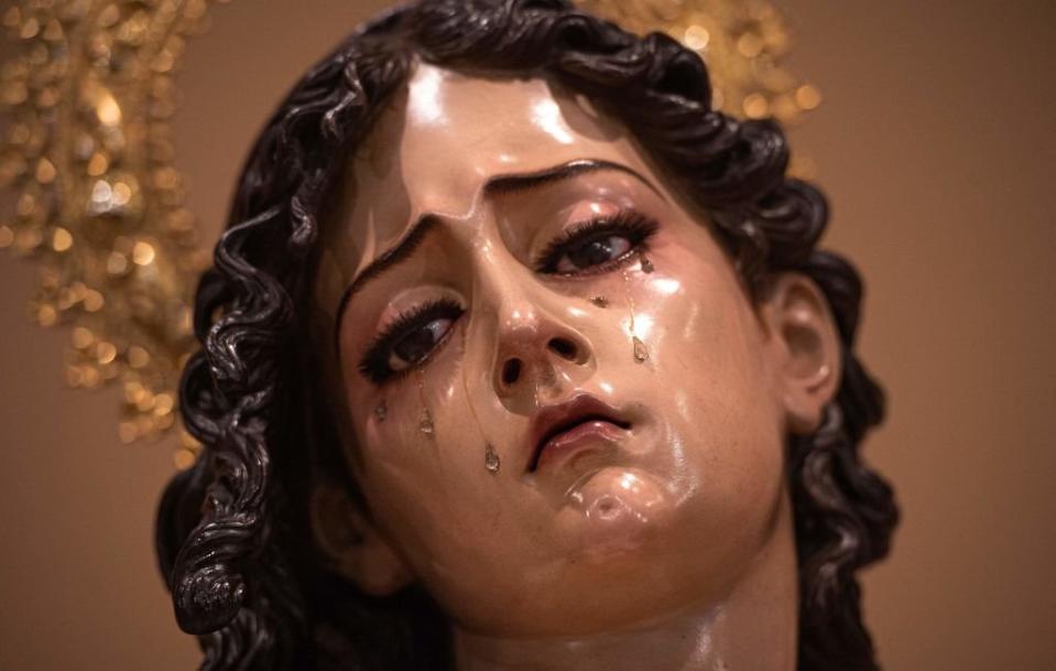 Escultura de María Magdalena en la exposición de arte religioso 