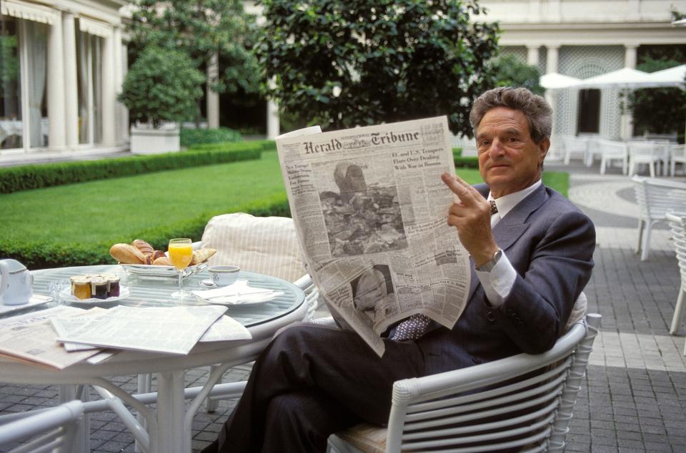 George Soros en París en 1993. (Foto: Daniel Simon / Gamma-Rapho / Getty Images).