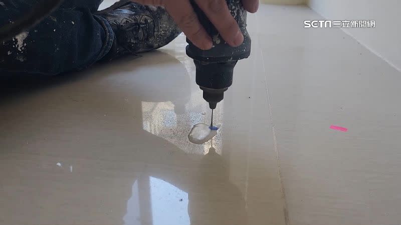 拿出電鑽在地面鑽出0.1公分寬的洞口，再注入特製的黏著膠就可以填補空心的地方。