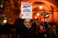 La folla, che ha riempito piazza Grande completamente con gli ombrelli a causa della pioggia incessante, ha riposta con lo slogan già sentito a Bologna, ma in chiave modenese: "Modena non si lega".