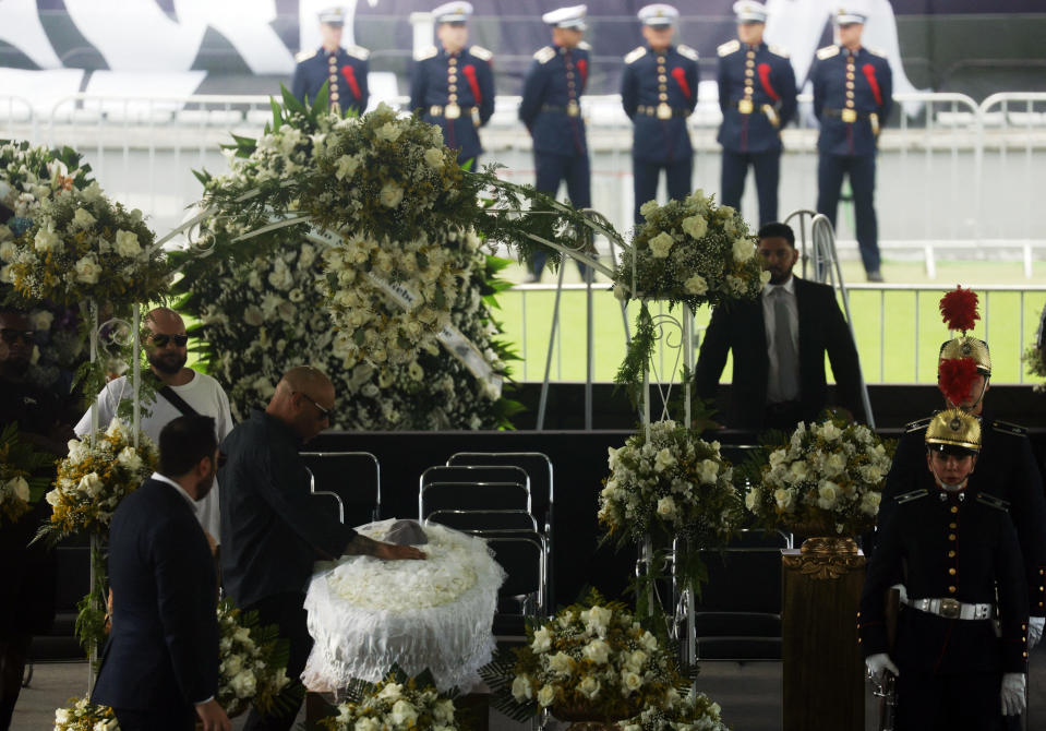 Edinho, filho de Pel&#xe9;, presta as &#xfa;ltimas homenagens ao Rei do Futebol