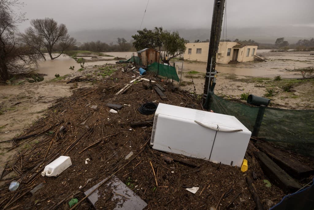 Des débris près d'une maison inondée en Californie le 14 janvier 2023. - DAVID MCNEW / AFP