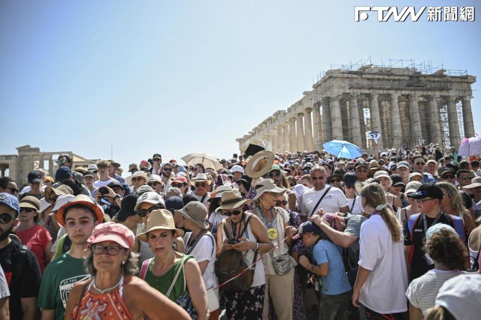 希臘當局為避免遊客被曬暈，緊急宣布在中午至下午關閉雅典名勝衛城。（圖／美聯社）