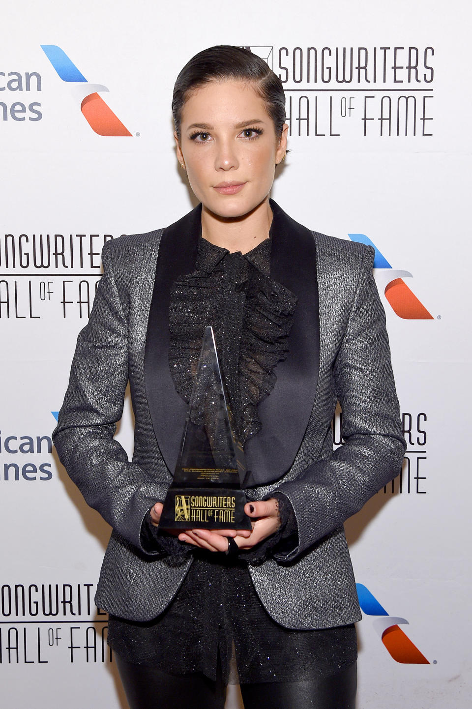 Letzte Woche beim Induction and Awards Dinner für die Hall of Fame der Songwriter war Halseys Look auch eher natürlich - nach hinten gekämmtes kurzes Haar und natürliches Make Up. Foto: Getty Images