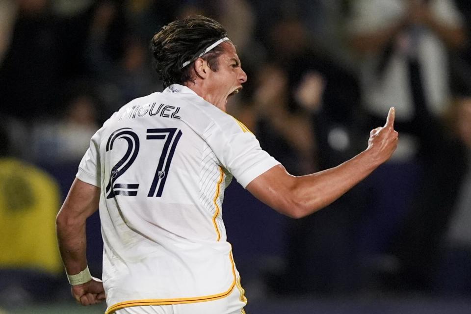 El delantero del Galaxy Miguel Berry celebra su gol del empate contra el Real Salt Lake